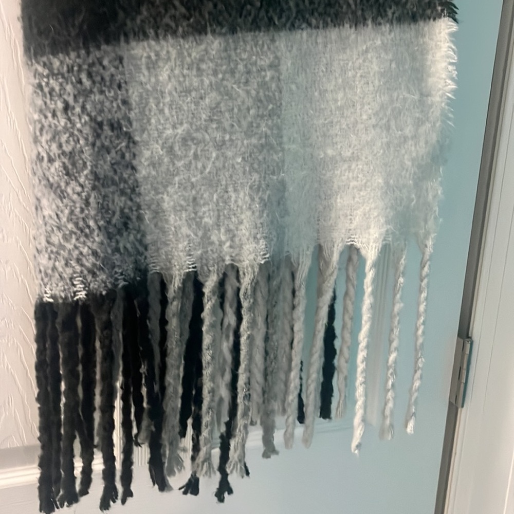 ✨MICHAEL STARS Brush Hour Oversized Scarf Black & Gray- soft, warm, cozy & cute! - Picture 5 of 7